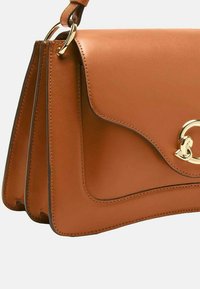 Borsa a mano in pelle marrone con forma strutturata, caratterizzata da una chiusura in tonalità oro e dettagli di cucitura. Include una tracolla per il trasporto.