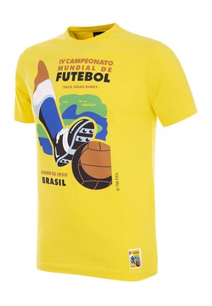 T-shirt en coton jaune avec un imprimé graphique d'un joueur de football, d'un ballon et d'un texte sur la Coupe du Monde de 1950 au Brésil. Manches courtes, col rond.