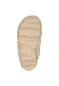 Beige slipper met een zachte textuur aan de bovenkant en een platte rubberen zool. De zool heeft horizontale groeven voor grip en bevat een logo-afdruk.