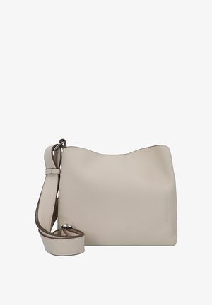 Sac en cuir beige à bandoulière avec une finition texturée. Présente un bord supérieur lisse et courbé ainsi qu'une bandoulière amovible. Design minimaliste, sans quincaillerie visible.
