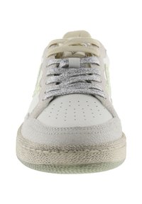 Sneaker in pelle bianca con accenti grigio chiaro, pannelli testurizzati, lacci argento e area della punta perforata. Suola in gomma naturale con maggiore aderenza.