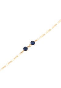 Bracciale in oro con due gemme blu rotonde, collegate da connettori decorativi; texture liscia con finitura lucida.