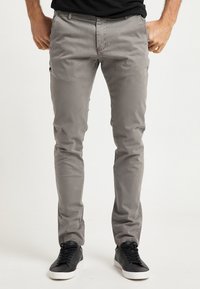 Grå slim-fit bukser lavet af letvægtsstof med en glat tekstur og subtil glans, der har sidelommer og minimale sømdetaljer.
