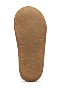 Semelle de chaussure marron clair avec des motifs circulaires, bords texturés, marque "Naturino" et numéro de taille 20 en relief.