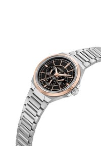 Orologio argento con quadrante nero testurizzato, dettagli in rosè, tre sottodial e bracciale in acciaio inossidabile. Lunetta girevole con bordo zigrinato.