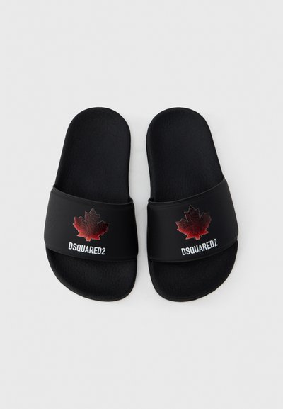 Μαύρα σανδάλια slides με υφασμένο πέλμα, διακοσμημένα με κόκκινο φύλλο σφενδάμου και το λογότυπο "DSQUARED2" στο λουρί.