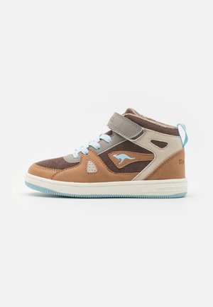 Barns sneakers med høj skaft i brun, tan og beige med lyseblå snørebånd, velcrobånd, kængurulogo og lyseblå træksål.
