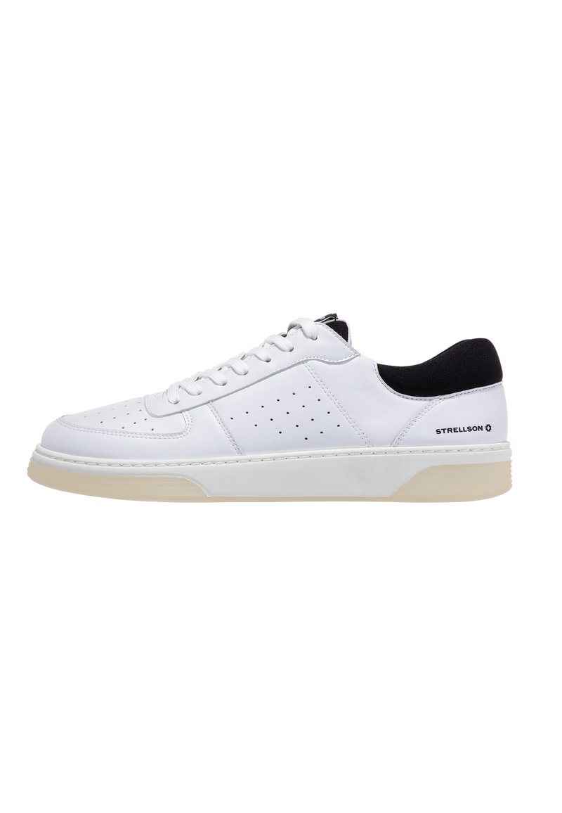 Sneaker in pelle bianca con design perforato, tallone in suede nero e suola in gomma crema. Dotato di lacci bianchi e marchio Strellson.