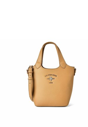 Bolso de cuero con textura tipo antelina, con dos asas, correa lateral ajustable y logo de U.S. Polo Assn. estampado en el centro.
