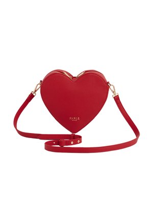 Sac bandoulière en cuir rouge en forme de cœur avec des fermetures éclair dorées et une bandoulière réglable, marqué "Fable" en lettres dorées.