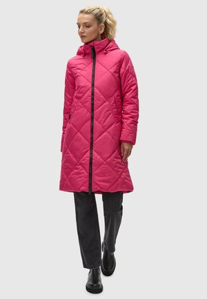 Roze gewatteerde jas met een capuchon, voorzien van een rits aan de voorkant en twee zijzakken, gecombineerd met donkere jeans en zwarte laarzen. Soepele textuur.