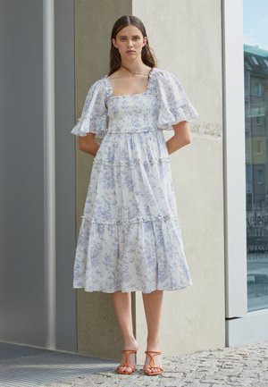 RAMBLING ROSES SMOCKED MIDAXI DRESS - Robe de jour - moonshine