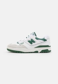 Sneaker bassa in pelle bianca con accenti verdi. Presenta pannelli perforati, una punta in suede grigia e una suola spessa bianca e verde.