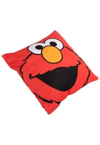 Cuscino rosso con il volto di un personaggio, caratterizzato da grandi occhi bianchi, un naso arancione e una bocca nera, tutto stampato su un tessuto morbido.