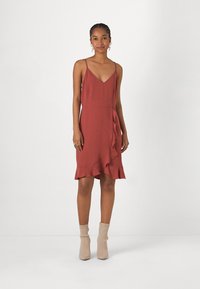 Vero Moda VMALVA SINGLET FRILL MINI DRESS  - Dnevna haljina - marsala