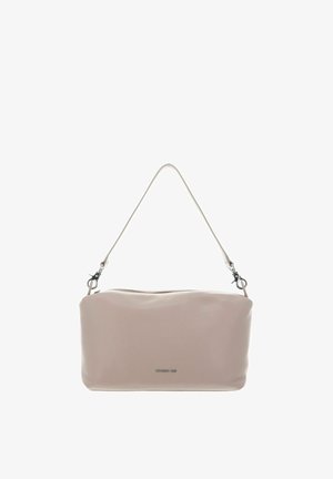 Sac à bandoulière en cuir beige clair, forme rectangulaire, texture lisse, fermeture à glissière, et bandoulière réglable avec accessoires en métal argenté.