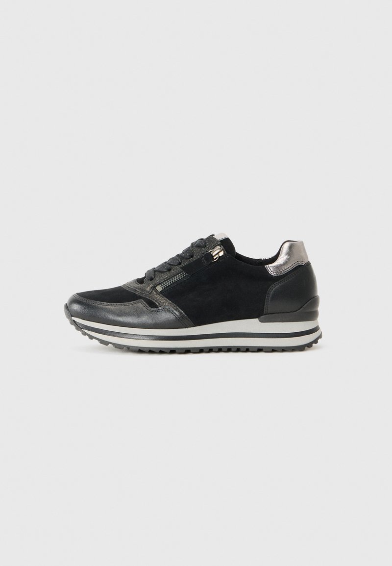 Baskets en daim noir avec des accents en cuir texturé, présentant un design à lacets et une fermeture éclair sur le côté, montées sur une semelle crantée blanche et noire.