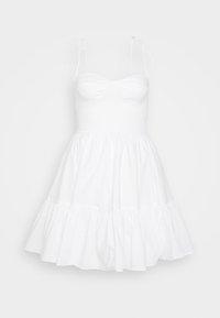 Bílé šaty s nastavitelnými špagetovými ramínky, smockovaným korzetem a vícevrstvou volánkovou sukni. Vyrobeno z lehkého materiálu, hladká textura.