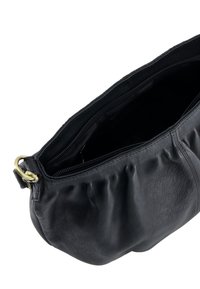 Schwarze Ledertasche mit gerafftem Design, Metallbeschlägen und Reißverschluss. Das Innere zeigt ein weiches, dunkles Futter.