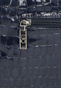 Nobo LAKIEROWANE CROCO - Pochette - granatowy