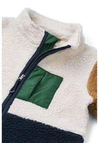 Fleecejacke mit cremefarbenen, marineblauen und braunen Abschnitten. Grünes Stofftasche auf der Brust, hoher Kragen und Reißverschlussdetails. Weicher Stoff.