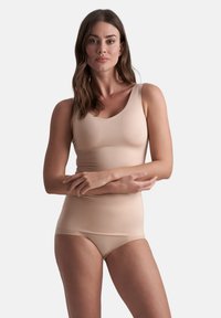 Nude naadloze tanktop gemaakt van rekbaar materiaal, met een ronde hals en brede schouderbanden, gecombineerd met bijpassende bikini-cut slipjes.