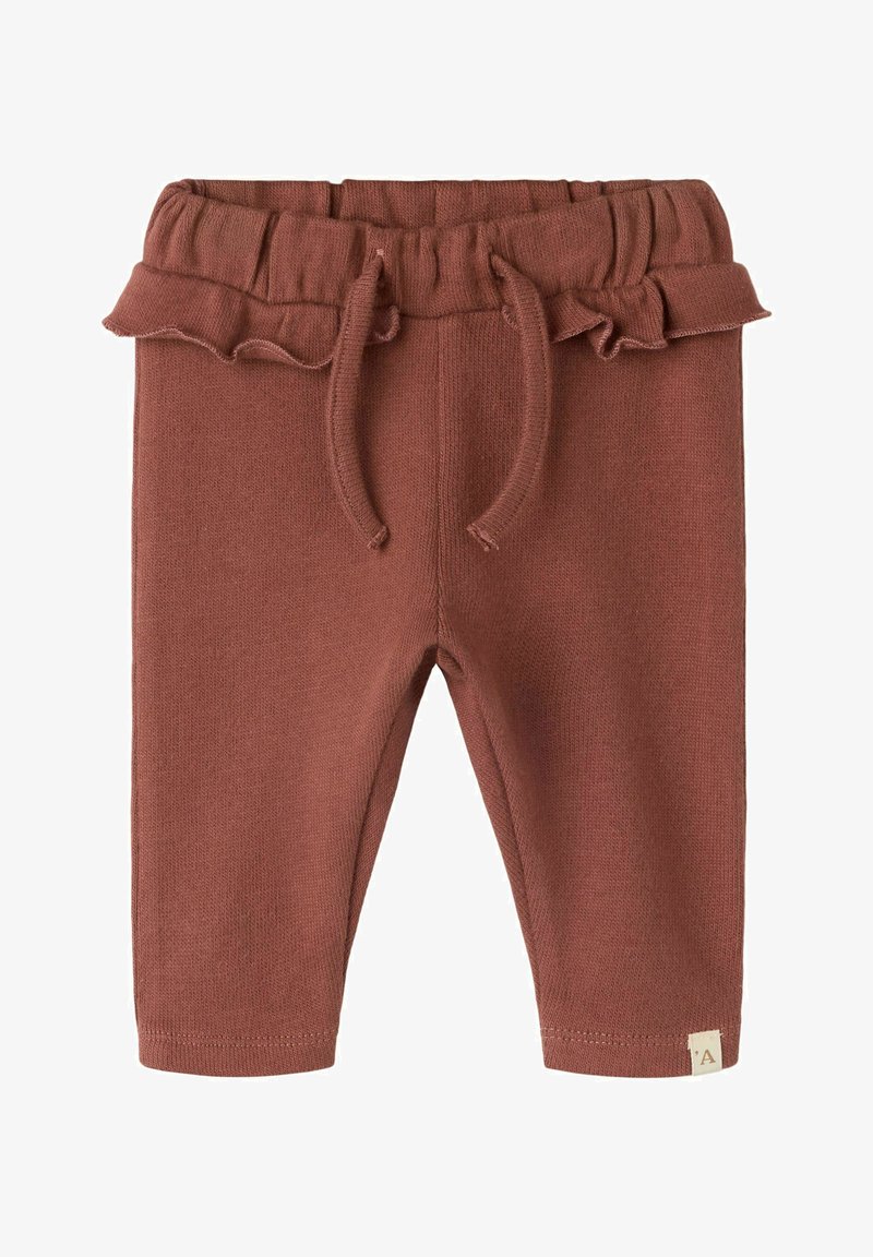 Pantalon marron doux pour tout-petit avec taille élastique, lien en tissu et détail à volants le long de la ceinture, avec une petite étiquette beige sur la jambe.