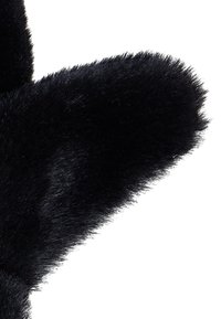 Sort lærhanske med en myk, fluffy tekstur; har tre fingerskall, avrundet tupp og uten søm på mansjettdesignet.