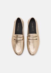 Tommy Hilfiger ESSENTIAL LOAFER - Obuća za navlačenje - gold