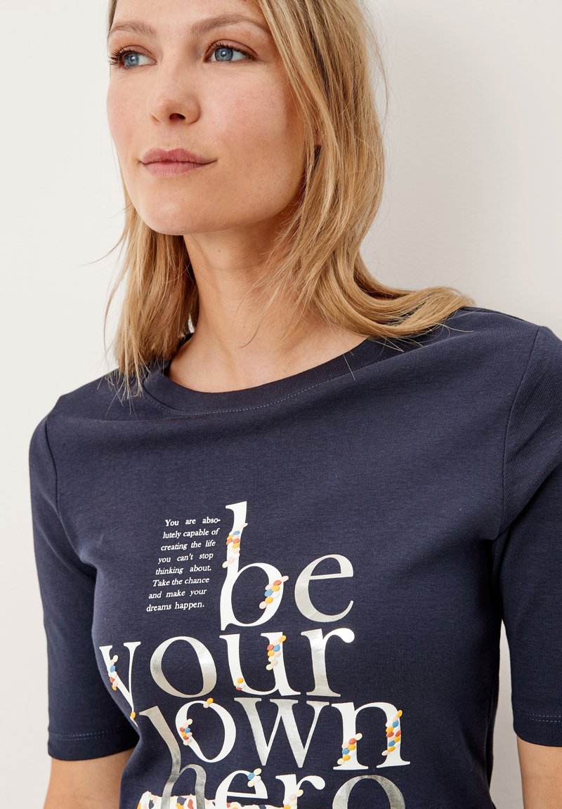 Damen T-Shirts | s.Oliver MIT FRONTPRINT T-Shirt print navy placed prit/blau - LS82240 Damen T-Shirts | s.Oliver MIT FRONTPRINT T-Shirt print navy placed prit/blau - LS82240