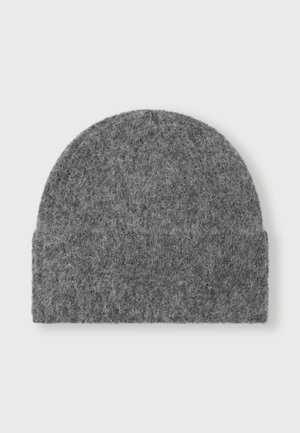Bonnet en laine gris avec un sommet arrondi et un repli en bas. Surface texturée avec une apparence douce et duveteuse.