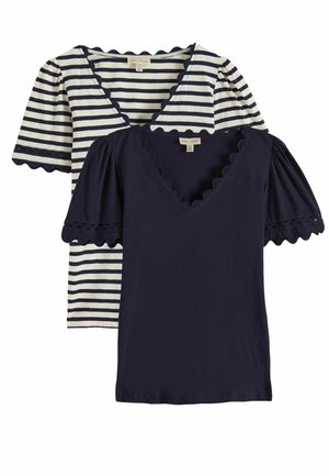 Dwa damskie topy z krótkim rękawem, jeden w jednolitym granatowym kolorze, drugi biały z granatowymi paskami, oba z dekoltem w kształcie litery V wykończonym falbanką oraz falbankami na krawędziach rękawów.