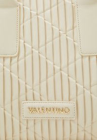 Valentino Bags CLAPHAM - Sac à main - ecru