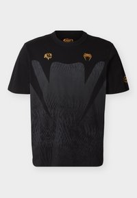 Μαύρο βαμβακερό μπλουζάκι με υφασμένο μοτίβο βαθμίδωσης, χρυσές γραφικές απεικονίσεις ζώων στο στήθος και κλασικό στρογγυλό λαιμόκοψη.