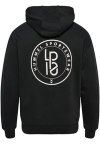 Svart hoodie med en logo som visar "HUMMEL SPORTSWEAR" i vitt cirkulärt mönster på ryggen. Bomullstyg, vanlig passform, justerbar huva.
