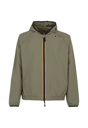 Giacca con cappuccio verde oliva chiaro con tasche frontali, polsini e orlo elasticizzati, e una cerniera nera con strisce rosse e gialle.