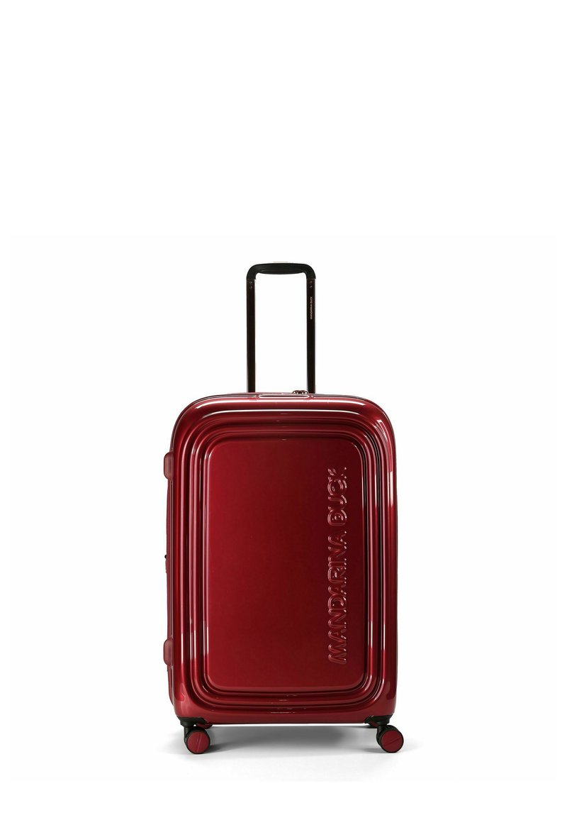 Maleta de concha dura en burdeos brillante, con forma rectangular, logo en relieve, asa retráctil y cuatro ruedas giratorias negras.