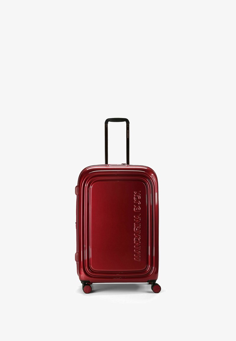 Maleta de concha dura en burdeos brillante, con forma rectangular, logo en relieve, asa retráctil y cuatro ruedas giratorias negras.