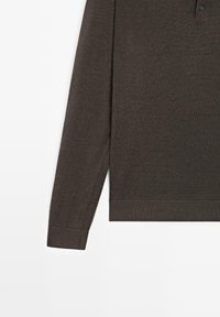 Hnědý úpletový svetr s dlouhým rukávem, se žebrovanými manžetami a lemem, zobrazený na bílém pozadí, složený na plocho.