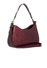 Sac à épaule en cuir verni rouge foncé avec une courte bandoulière, un bord supérieur incurvé et des fermoirs métalliques amovibles sur un fond blanc.