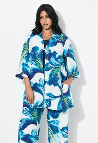 Blommönstrad kimono-jacka i blått och vitt med vida ärmar och fickor, tillsammans med matchande byxor i liknande design och färger.