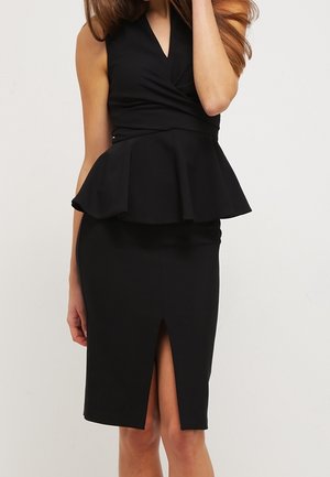 Robe péplum noire avec un décolleté en V profond, une silhouette ajustée et une longueur au genou avec une fente avant. Tissu lisse et extensible avec des détails minimaux.