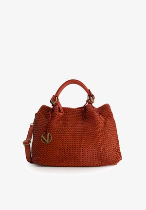 Geflochtene rote Handtasche mit strukturiertem Oberflächen, doppelten Tragegriffen und abnehmbarem Schultergurt. Enthält einen goldfarbenen, runden Logo-Akzent.