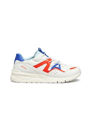 Witte sneaker met rode en blauwe accenten, gemaakt van synthetische materialen. Heeft een getextureerde zool, vetersluiting en logo aan de zijkant.