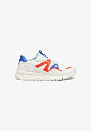Sneaker bianca con accenti rossi e blu, realizzata in materiali sintetici. Presenta una suola texturizzata, design con lacci e logo sul lato.