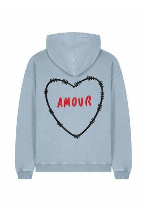 Modrá mikina s kapucňou s veľkým srdcovým dizajnom obšitým čiernym stehom, v strede s nápisom "AMOUR" prešitým červenou niťou. Zmes bavlny.
