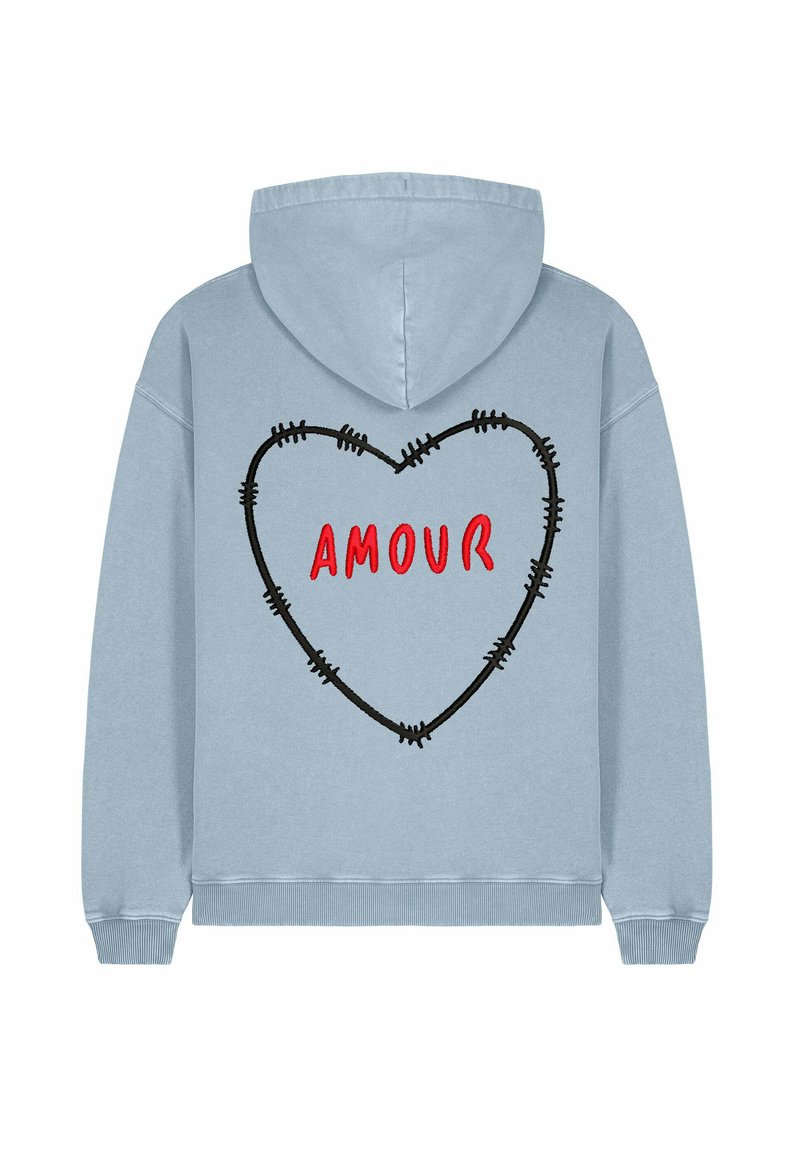 Blå huvtröja med en stor hjärtformad design som är konturerad med svart sömnad, med "AMOUR" broderat i rött i mitten. Bomullsblandning.
