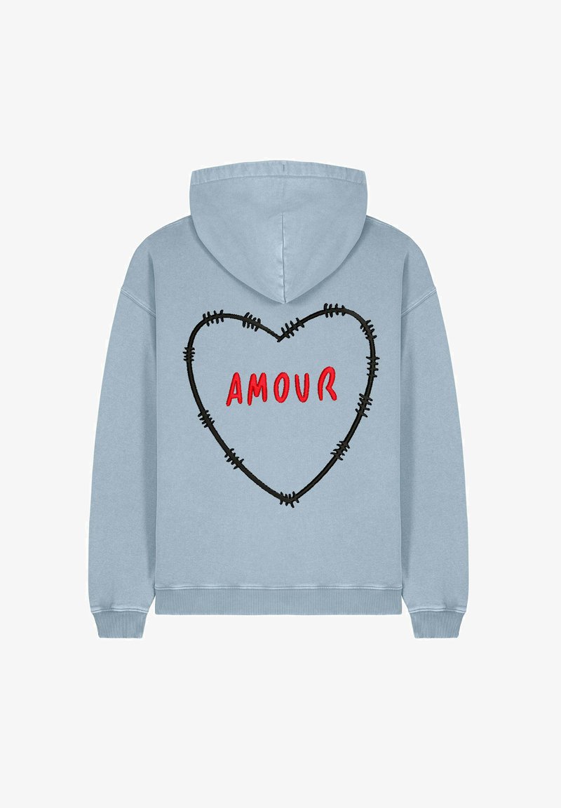 Blå huvtröja med en stor hjärtformad design som är konturerad med svart sömnad, med "AMOUR" broderat i rött i mitten. Bomullsblandning.