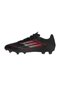 Crampon de football noir avec des accents rouges et argentés, présentant un dessus texturé, des crampons moulés et un design élégant et profilé.
