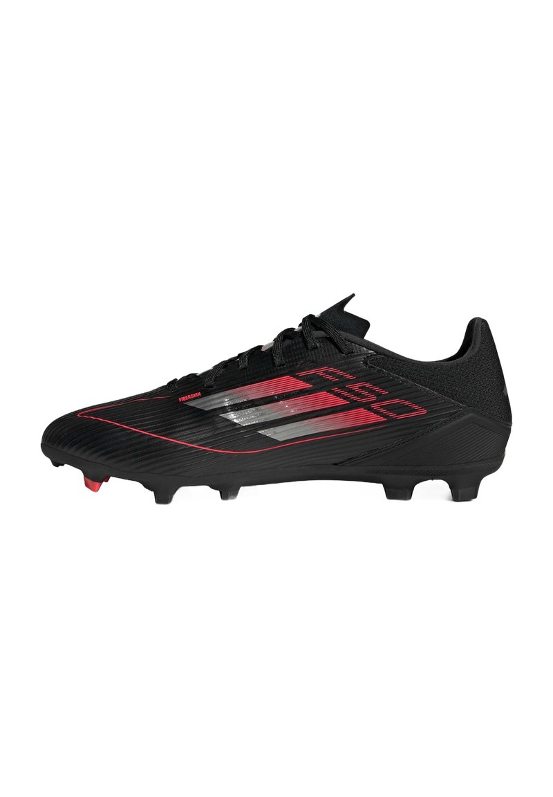 Crampon de football noir avec des accents rouges et argentés, présentant un dessus texturé, des crampons moulés et un design élégant et profilé.